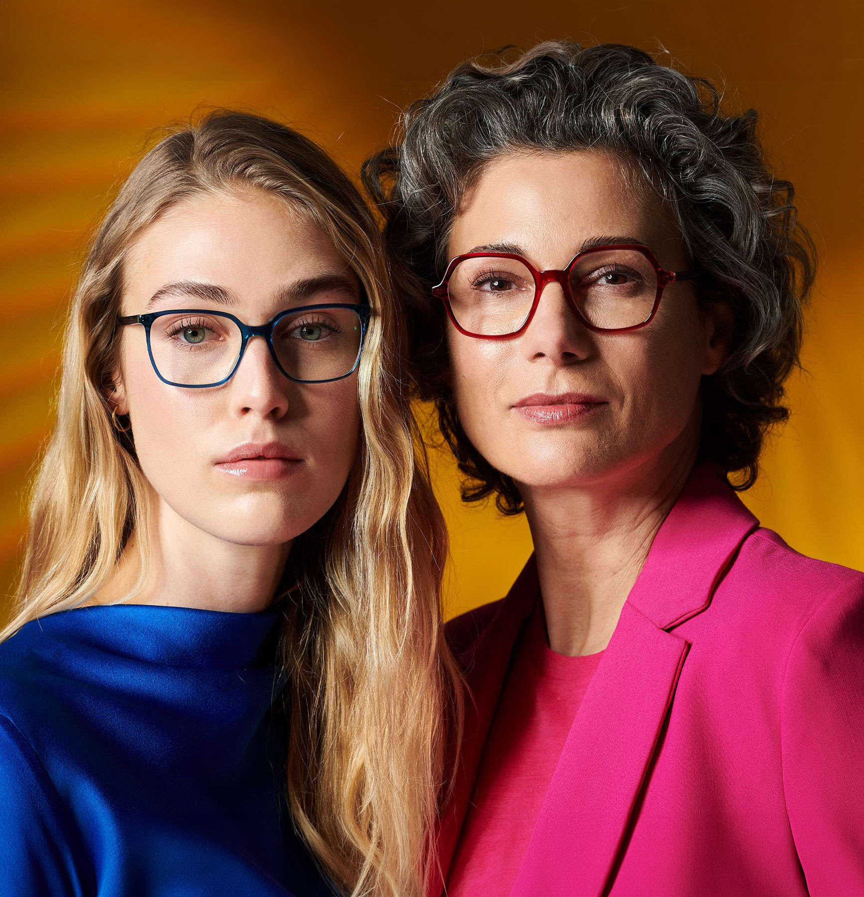 Foto von zwei unterschiedlichen Frauen mit Colibris-Brillen für kleine Gesichter